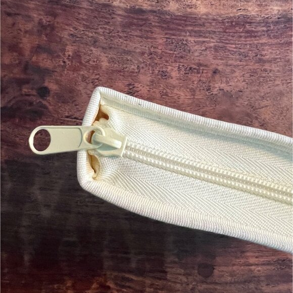 Hello Kitty Bee Floral Fruit Vintage 2003 CD Case Zipper Closure - Picture 5 of 11